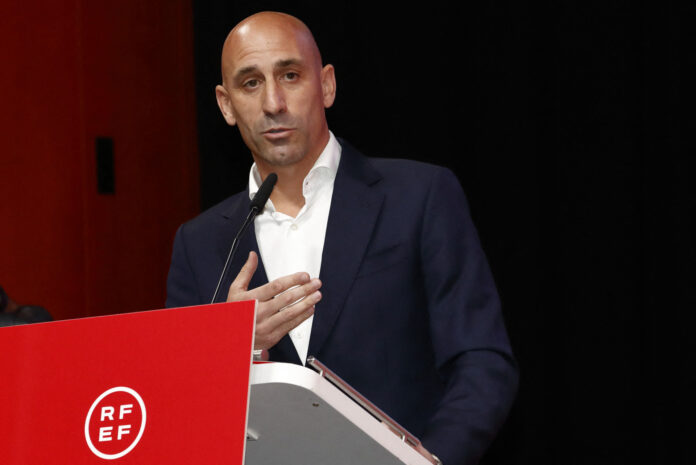 Rubiales sob julgamento por beijo polêmico em cerimônia.
