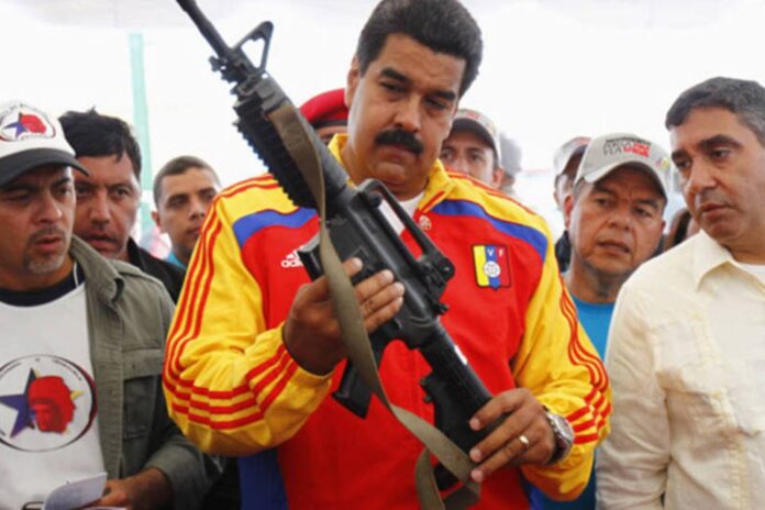 Maduro distribui armas a civis