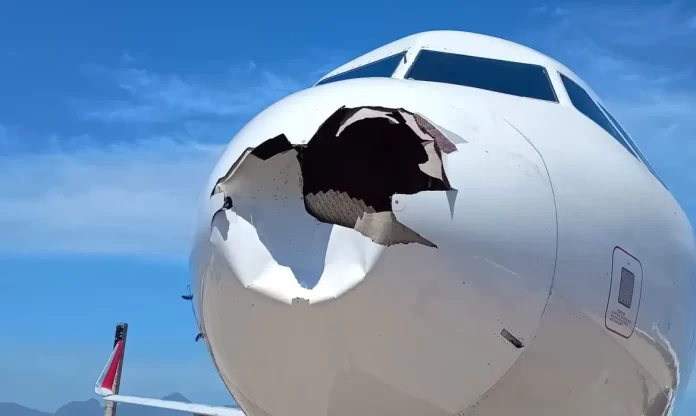 Avião da Latam colide com pássaro e retorna ao Galeão