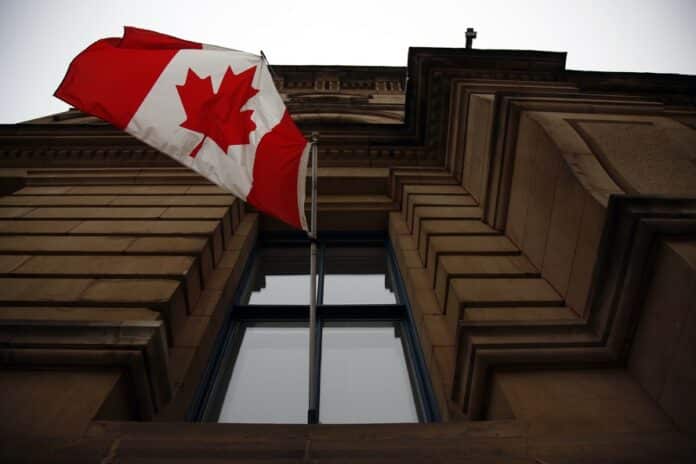 Canadá x EUA: Tarifas de 25% Abalam Relações