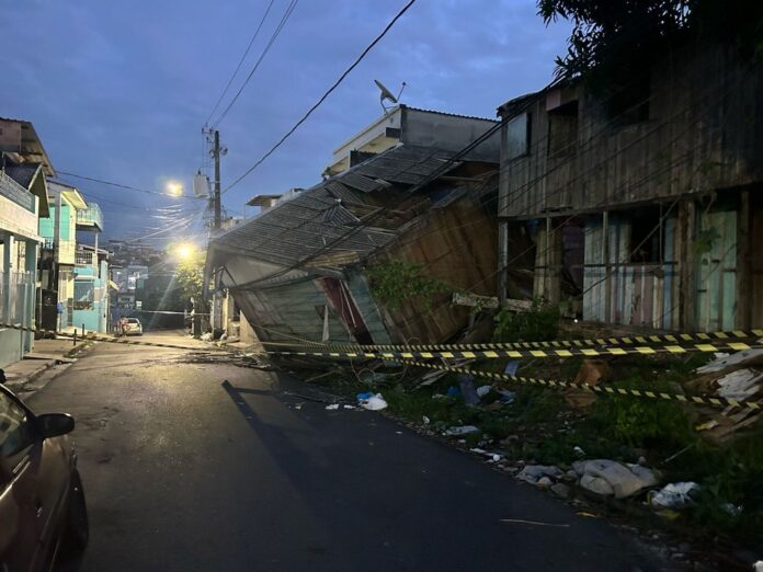 Casa desaba e fica presa em fiação elétrica em Manaus​