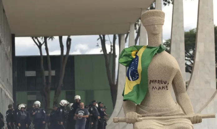 Mulher que Pichou Estátua do STF Consegue Prisão Domiciliar