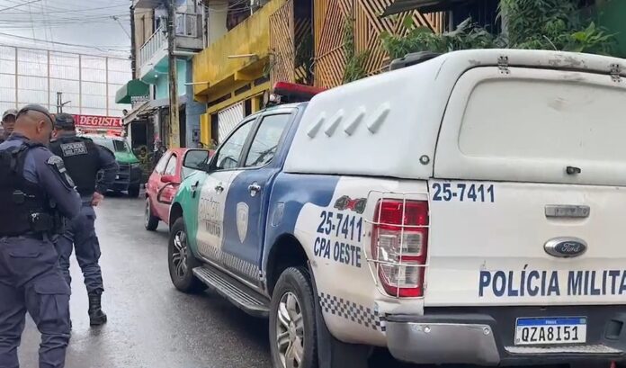 Homem faz ex-companheira refém em Manaus