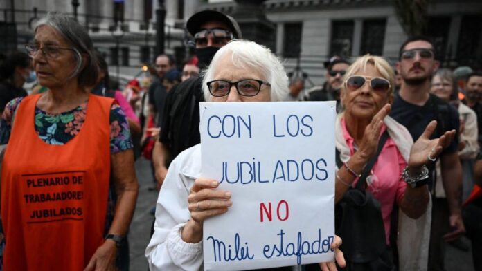 Idosos na Pobreza: Efeitos de Milei em 2025