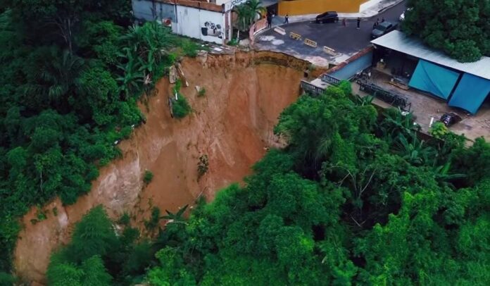 Morador multado após denunciar cratera em Manaus