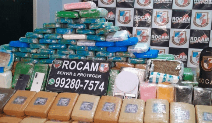 Mulher presa com 200 tabletes de drogas em Manaus
