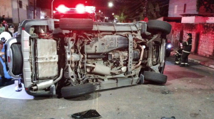 Jovem morre após capotamento em Manaus