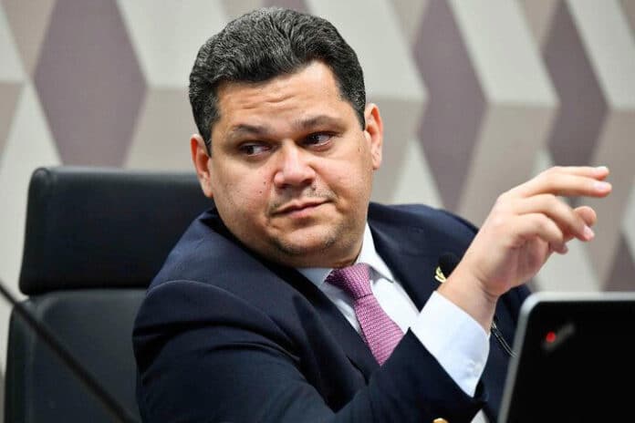 Alcolumbre propõe nova lei sobre atos de 8 de janeiro