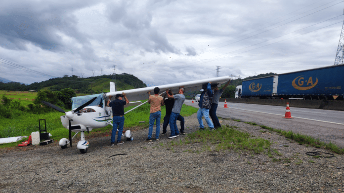 Pouso forçado de avião na BR-101 em SC