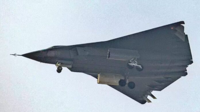 China revela J-36 e desafia poder aéreo global