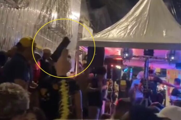 Jovem exibe arma em festa em Manaus