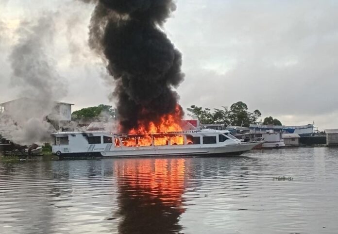 Lancha pega fogo e é destruída em Anori (AM)