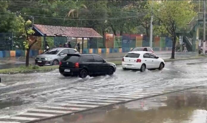 Chuva forte causa 11 emergências em Manaus