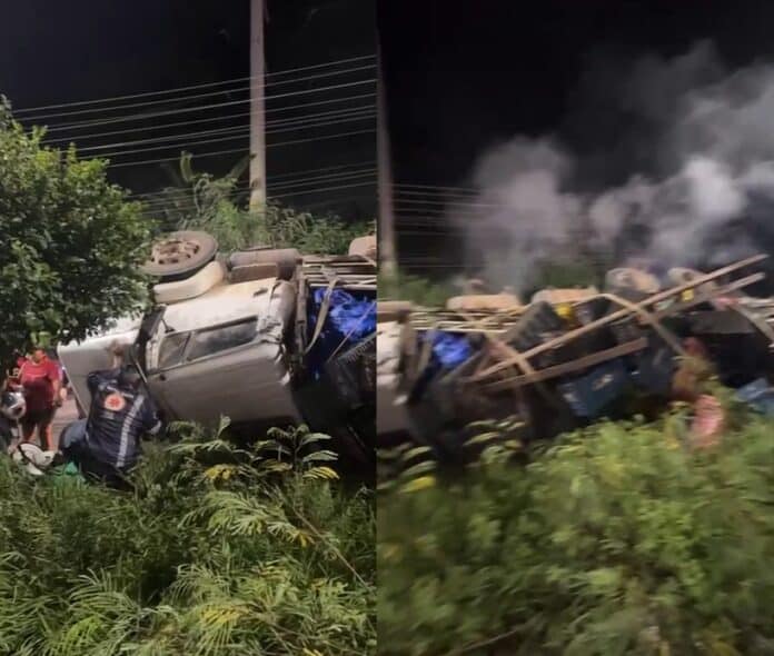 Caminhão tomba em Manaus; motorista ferido