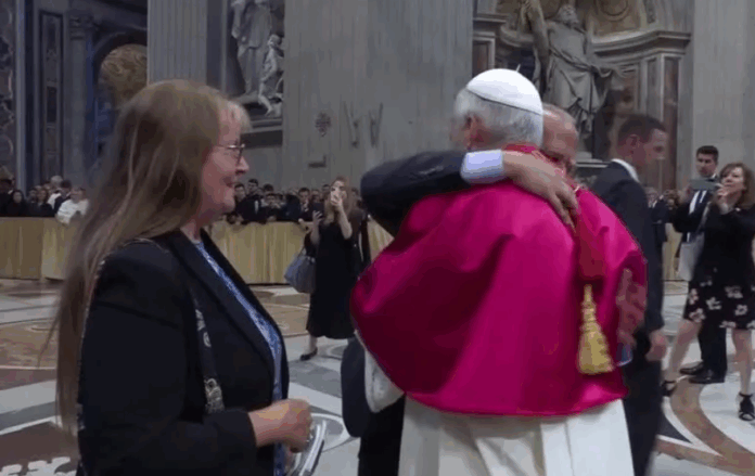 Papa Leão XIV abraça irmão no Vaticano