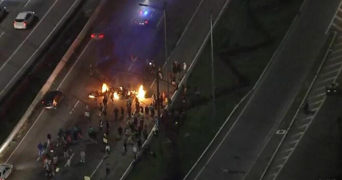 Protesto paralisa trens e Marginal Pinheiros