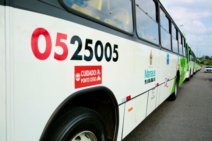 Pagamento em dinheiro segue nos ônibus de Manaus