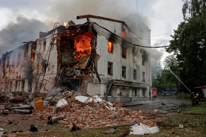 Rússia bombardeia Kharkiv e mata três civis