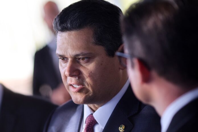 Alcolumbre promete aumento de deputados