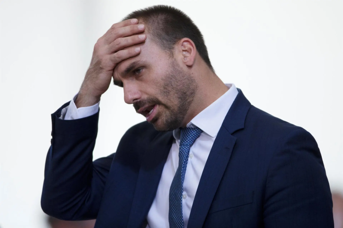 Eduardo Bolsonaro tem bens bloqueados