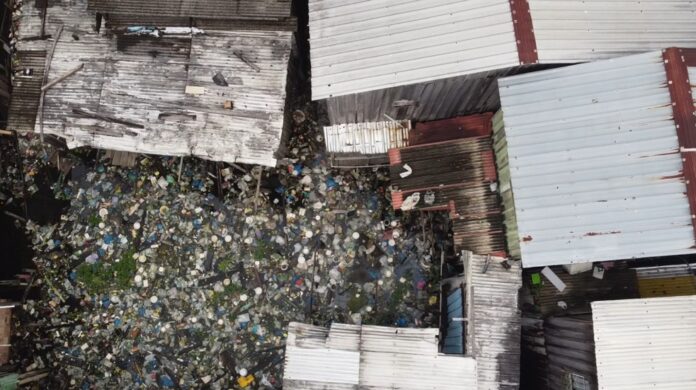Cheia em Manaus espalha lixo e doenças