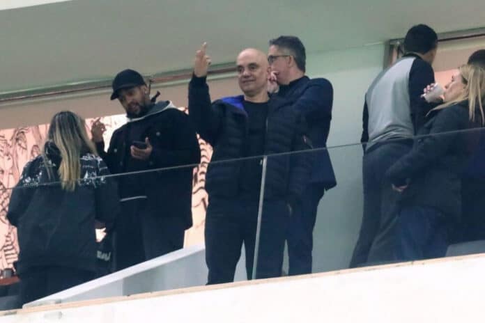 Moraes é vaiado e reage com gesto obsceno