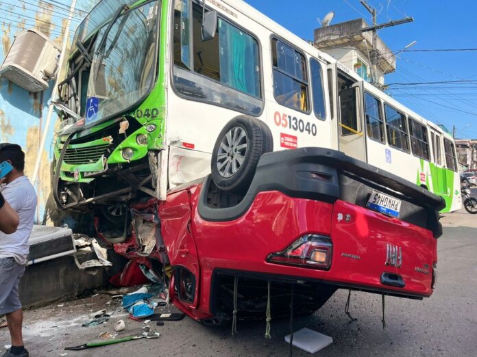 Ônibus sobe sobre carro capotado em Manaus