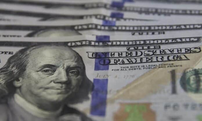Dólar desvaloriza com expectativa de corte de juros