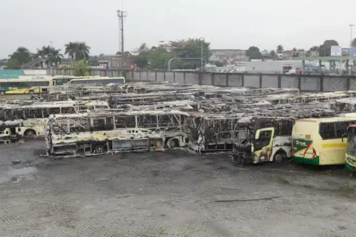 Incêndio destrói 40 ônibus no Rio