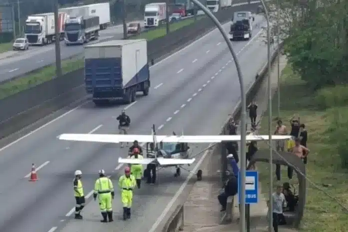 Avião faz pouso de emergência na Régis Bittencourt
