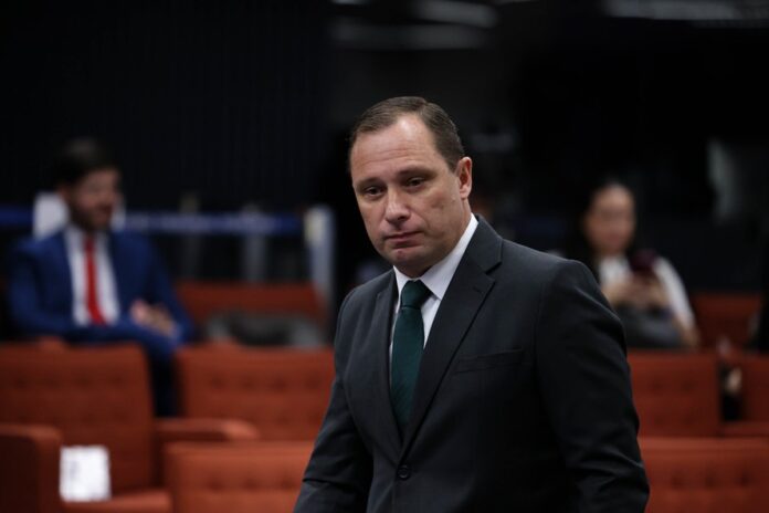 Defesa pede retirada da tornozeleira de Cid