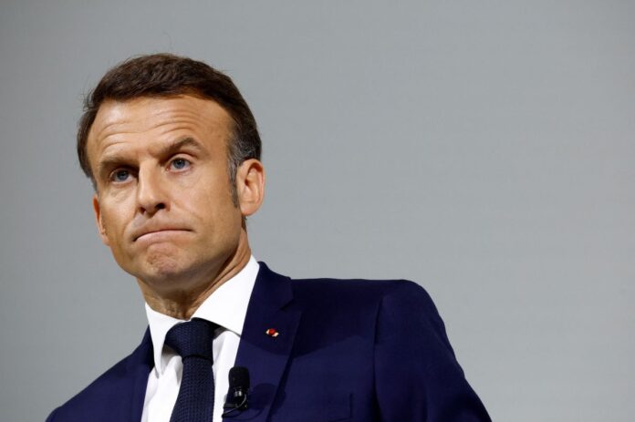 Macron busca novo premiê