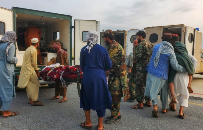 Terremoto no Afeganistão deixa 800 mortos