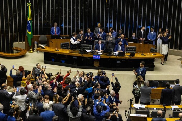 Faixa de isenção de IR até R$ 5 mil aprovada na Câmara