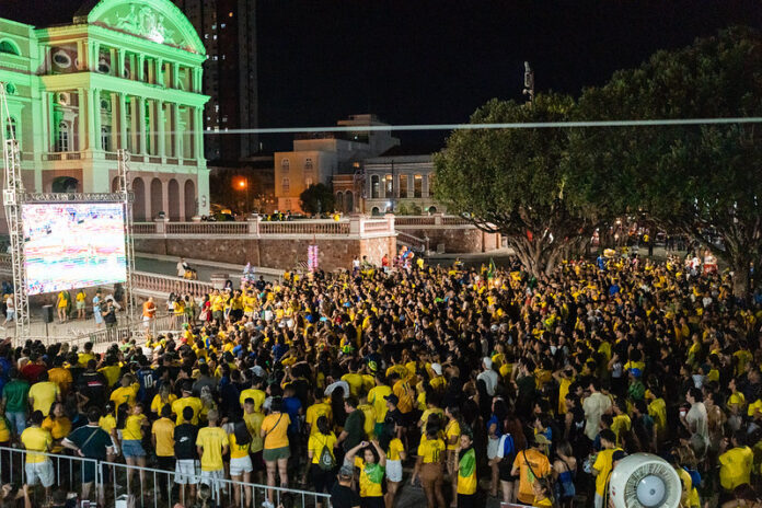 Torcedores acompanham Brasil x Haiti durante o Amazonas Fan Fest no Largo de São Sebastião, em Manaus