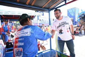 Visitantes participam das atividades na Estação do Turismo durante o Festival de Parintins.