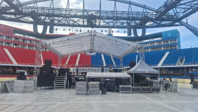 Palco 360º montado no centro do Bumbódromo para a Festa dos Visitantes 2026 em Parintins.
