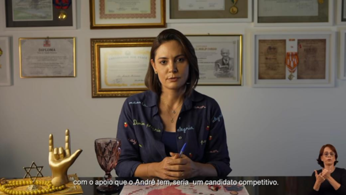 Michelle Bolsonaro comenta crise com Flávio Bolsonaro e relata divergências políticas na família.
