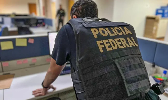 Polícia Federal realiza operação que investiga o Banco Digimais e bloqueia até R$ 670 milhões em bens.