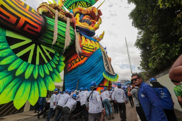 Trabalhadores realizam translado das alegorias do Festival de Parintins 2026 para o Bumbódromo