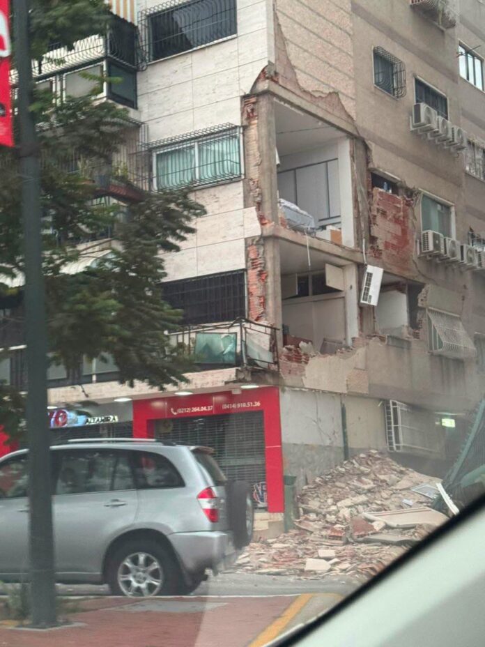 Equipes de resgate trabalham entre escombros após os terremotos que atingiram a Venezuela.