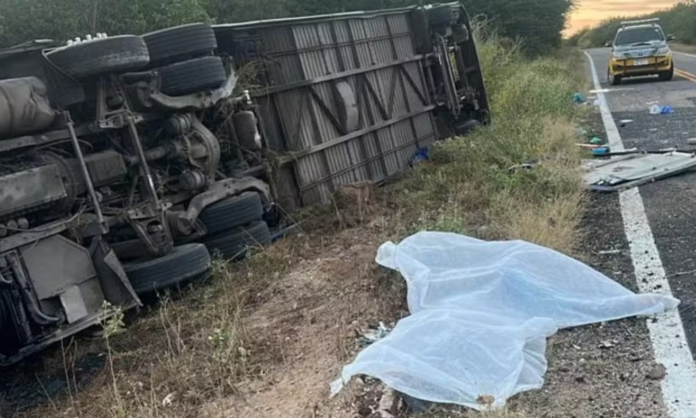 Acidente com ônibus de equipe de basquete deixa sete atletas mortos no Ceará