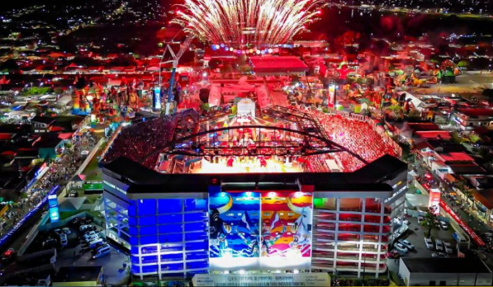 Bumbódromo recebe as apresentações de Caprichoso e Garantido na abertura do Festival de Parintins 2026.