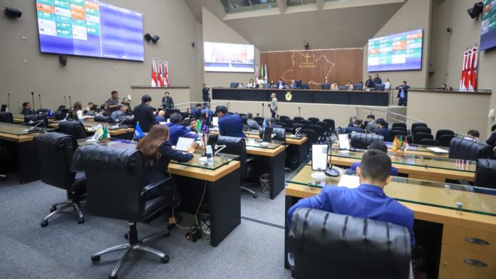 Plenário da Assembleia Legislativa do Amazonas durante sessão em que deputados estaduais participam da eleição para a Presidência da Casa.