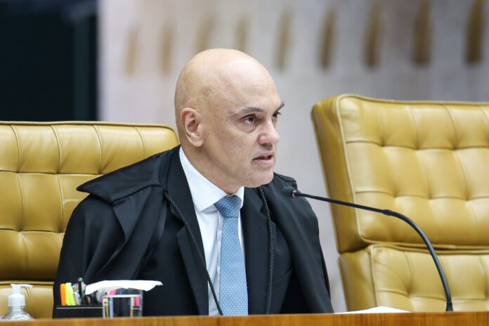 Alexandre de Moraes durante sessão do STF; ministro decidiu manter Jair Bolsonaro em prisão domiciliar por mais 90 dias.
