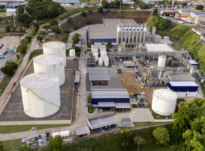 Equipes do Corpo de Bombeiros trabalham na contenção do vazamento de estireno em uma fábrica do Distrito Industrial de Manaus.