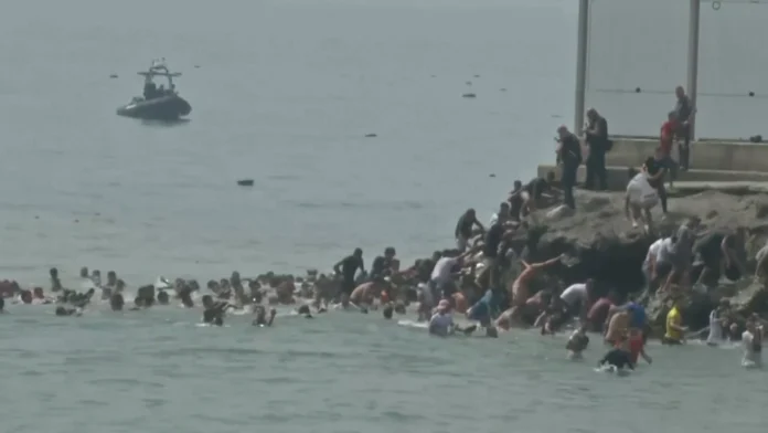 Migrantes atravessam pelo mar a fronteira entre Marrocos e Ceuta, território espanhol localizado no norte da África.