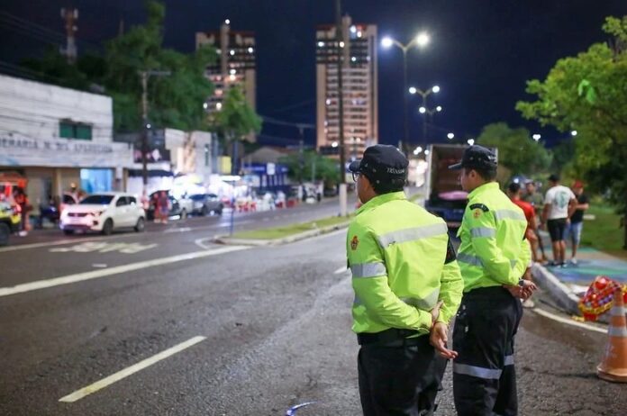 Agentes de trânsito acompanham procissão do Círio de Nossa Senhora de Nazaré pelas ruas de Manaus.
