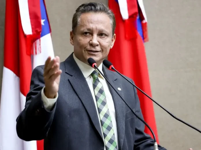 Deputado estadual Adjuto Afonso durante sessão da Assembleia Legislativa do Amazonas em que foi eleito presidente da Aleam para o mandato até janeiro de 2027.
