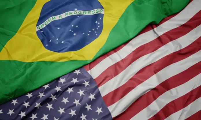 Bandeiras do Brasil e dos Estados Unidos simbolizam a disputa comercial após a imposição de tarifas de 25% sobre parte dos produtos brasileiros pelos EUA.